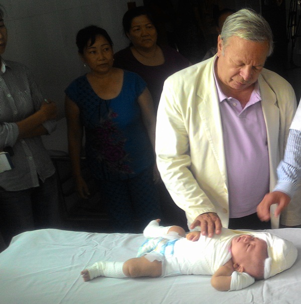 GS.BS Alain Gilbert và bệnh nhi N.M.K.N (4 tháng tuổi, Tiền Giang) vừa được phẫu thuật can thiệp thành công hôm 23/5.