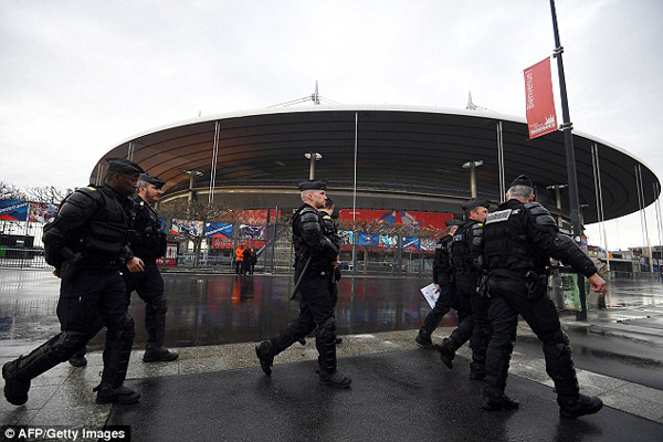 
Hình ảnh cảnh sát chống bạo động bên ngoài SVĐ Stade de France, Pháp
