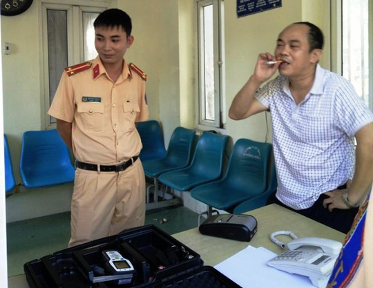Ông Lê Văn Tuấn say xỉn, phì phèo thuốc lá khi làm việc với lực lượng công an