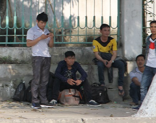 
Tại quốc lộ 1A đoạn qua thị xã Hồng Lĩnh (Hà Tĩnh) chỉ có một nhóm bạn trẻ đứng đón xe đi Hà Nội, nhưng đều đã mua vé từ trước. Ảnh: Đức Hùng.
