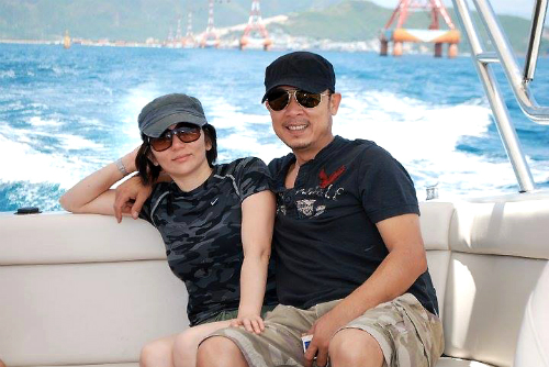 Nghệ sĩ Vân Sơn và vợ.