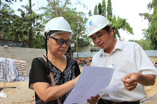 Bà Nguyễn Thị Bao (trái) làm việc với nhà thầu thi công ký túc xá miễn phí cho sinh viên. Ảnh: Mạnh Tùng