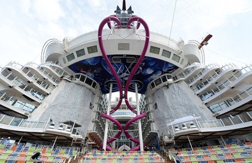 
The Ultimate Abyss, Harmony of the Seas.Harmony of the Seas được coi là con tàu lớn nhất thế giới. Tàu được lắp đặt một đường trượt nước cao hơn 45m so với mực nước biển có tên gọi là The Ultimate Abyss.
