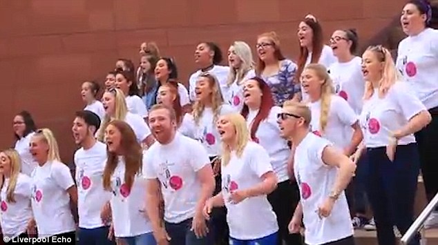 
Các sinh viên của Học viện Truyền thông Liverpool là những người đã giúp anh Carl thực hiện màn flashmob ý nghĩa này.
