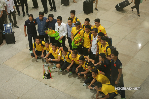 
Huấn luyện viên trưởng Hữu Thắng (áo sơ mi trắng bên trái) và các chàng trai chụp ảnh kỷ niệm. Tối qua, họ chiến thắng 3-0 trước Singapore ở trận chung kết giải giao hữu tứ hùng tại Myanmar.
