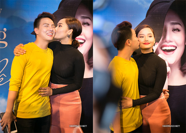 
Sau đó, cả hai tình cảm chụp ảnh cùng nhau. Duy Khánh - Miu Lê trao nhau nụ hôn thắm thiết lên má. Cả hai là bạn bè thân đã lâu nhưng ít người biết.
