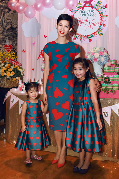 
Xuân Lan mặc váy ton-sur-ton với con gái là bé Thỏ và con nuôi Khánh Ngọc. Bộ váy này nằm trong bộ sưu tập Love của Đỗ Mạnh Cường.
