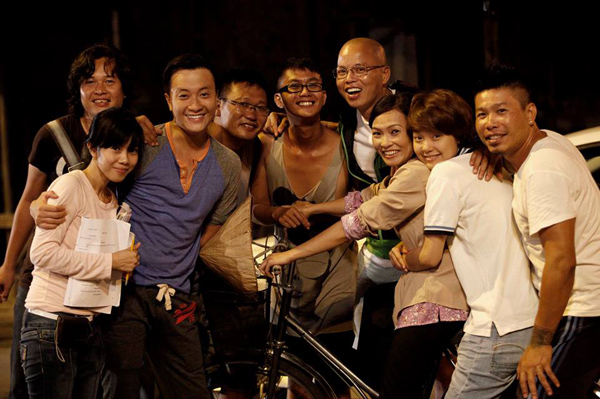 
Ali Hùng Cường đứng cạnh đạo diễn Vũ Ngọc Đãng (đầu trọc) và các diễn viên Lương Mạnh Hải, Phương Thanh, Minh Hằng khi làm phim Vừa đi vừa khóc.
