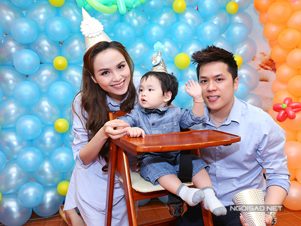 Bé Noah ra đời đầu tháng 1/2015 tại Mỹ. Sau khi sinh được một tháng Diễm Hương đưa con về Việt Nam.