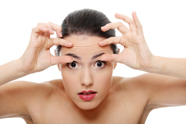 Thiếu hụt dinh dưỡng khiến cơ thể không tổng hợp đủ lượng collagen cần thiết để nuôi dưỡng da.