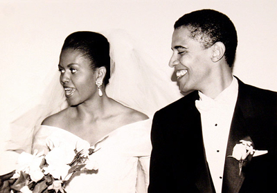 
Trước khi cưới Obama, đệ nhất phu nhân nước Mỹ tên là Michelle Robinson. Michelle gặp Barack lần đầu tiên vào năm 1989 khi bà là người hướng dẫn của ông tại một công ty luật ở Chicago, Mỹ. Cả hai mau chóng có cảm tình và tiến tới hẹn hò. Họ dành cho nhau nụ hôn đầu tiên tại một cửa hàng Baskin Robbins thuộc khu Hyde Park (Chicago, Mỹ) và kết hôn hai năm sau đó.
