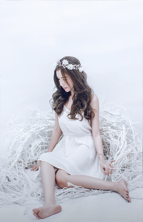 Elly Trần tự trang điểm theo phong cách Hàn Quốc trong loạt ảnh mới. Cô kết hợp phấn nền và son môi màu hồng trông nhẹ nhàng, thanh thoát. Elly giản dị khi mặc những chiếc váy trắng tinh khôi.