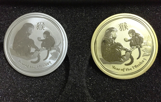 
Mỗi cặp xu in hình khỉ làm bằng vàng, bạc có giá 3 triệu đồng
