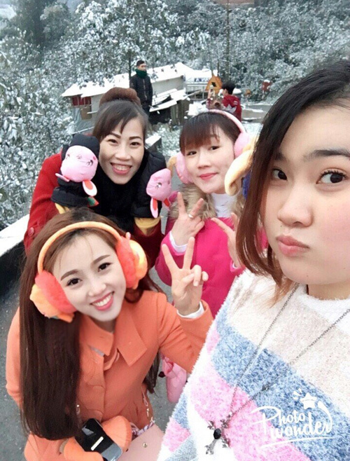 Nh&oacute;m bạn anh Trường h&aacute;o hức v&igrave; lần đầu ti&ecirc;n được ngắm tuyết. Ảnh: Thế Trường