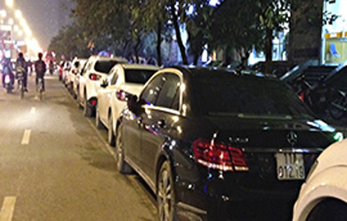 H&agrave;ng d&agrave;i c&aacute;c xe &ocirc; t&ocirc; trước cửa c&aacute;c nh&agrave; h&agrave;ng nướng, lẩu tr&ecirc;n phố Trần Th&aacute;i T&ocirc;ng (H&agrave; Nội)