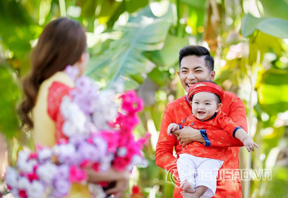 Bố con Phan Hiển cười tươi khi nhìn mẹ Khánh Thi