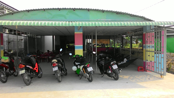 Tại các điểm nghỉ giữa đường ven quốc lộ tại Vĩnh Long, Tiền Giang, Long An, các hàng quán cũng mặc sức “chặt chém”. Ảnh: Hoài Thanh