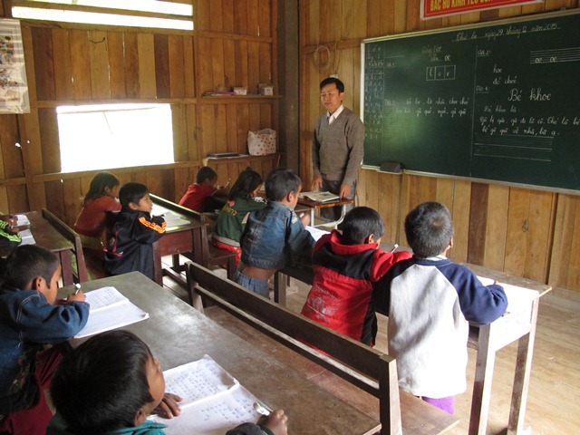 Thầy Nguyễn Văn Thăng đã có hơn 10 năm gắn bó với học sinh ở đây