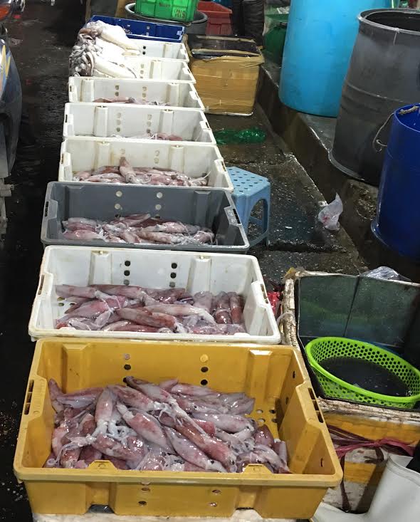 Lượng tiêu thụ các loại hải sản tại chợ đầu mối giảm mạnh