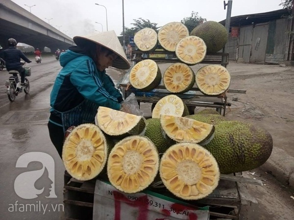 
Mít được bán trên khắp các con phố của Hà Nội, tuy nhiên người tiêu dùng không khỏi lo ngại về các hoá chất thúc chín mít.
