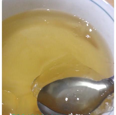 
Khi vò cùng với nước, thạch sẽ có màu hơi vàng vàng, ăn rất ngon nếu cho thêm đường và nước cốt dừa
