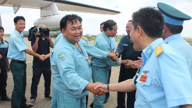 
Ngoài những giờ bay kỷ luật, Đại tá Toàn luôn vui vẻ, tếu táo với mọi người. (Ảnh: Tiền phong)
