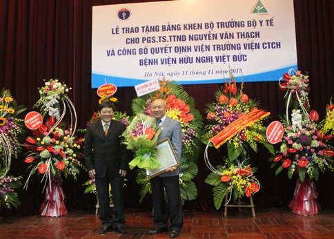 
Chồng BTV Vân Anh được giới y học Việt Nam tôn vinh là người có “đôi tay vàng” trong lĩnh vực phẫu thuật cột sống tại VN.
