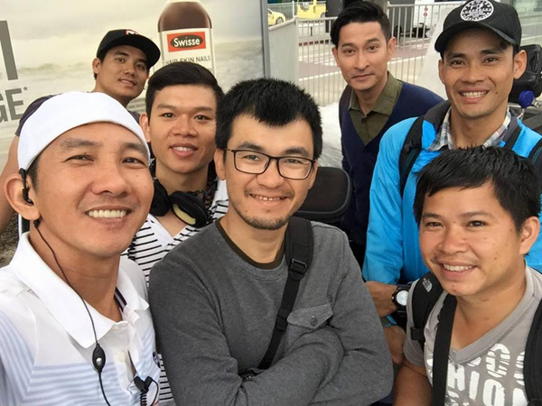 
Anh Quốc Hương (áo trắng) vừa đăng tải tấm ảnh chụp cùng bạn bè sáng 13/3 tại Australia.
