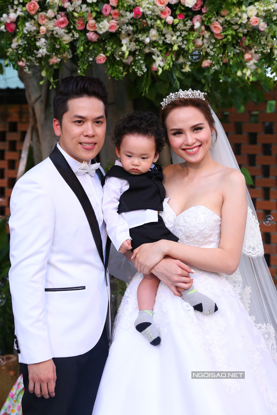 Diễm Hương đang trải qua những ngày hạnh phúc bên chồng con sau đám cưới.