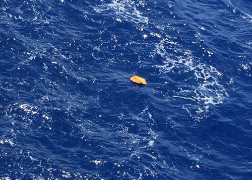 Một vật thể nghi của chiếc máy bay được tìm thấy trên biển. Ảnh: Reuters