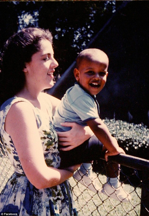 
Hình ảnh khi Obama còn nhỏ với mẹ. Bức ảnh được ông chia sẻ trên Facebook hôm qua, nhân ngày lễ của mẹ.
