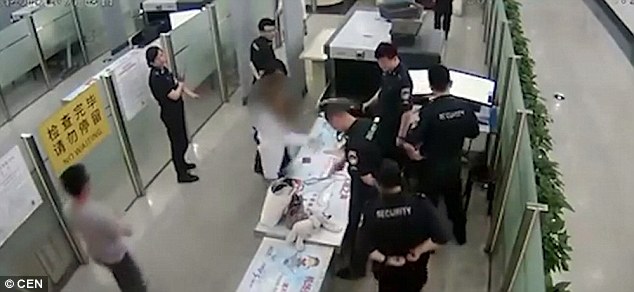 
Giận dữ, Li đã hắt đổ nước lên người nhân viên hải quan sân bay.
