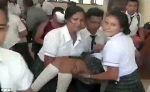 
Hàng chục em học sinh ở Peru được đưa đi cấp cứu vì chứng rối loạn phân ly. Ảnh: CEN

