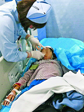 Một học sinh Hải Khẩu đang được điều trị tại bệnh viện. Ảnh:Weibo