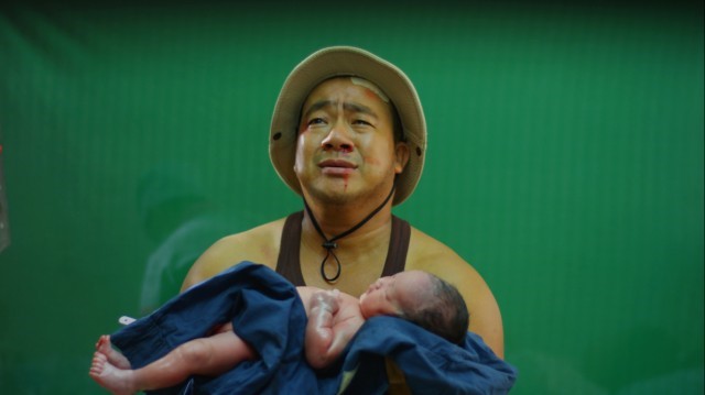 
Hiếu Hiền và con gái mới sinh trong một cảnh quay phim Lộc Phát. Ảnh: ĐPCC
