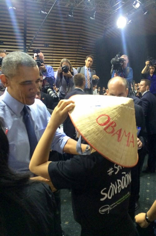 Lê Nguyễn Thiên Hương (đội nón) tặng chiếc nón lá cho Tổng thống Mỹ Barack Obama tháng 5 vừa qua.