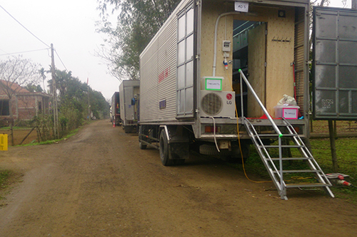 
Đoàn xe đậu dài gần 1 km trên đoạn đường đất đỏ vào thôn Yên Phú - nơi đoàn làm phim quay những cảnh đầu tiên ở Quảng Bình. Ảnh:Hoàng Táo.
