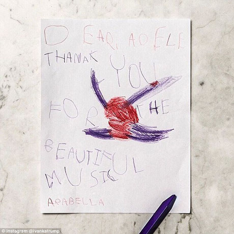Ngay sau động thái của Adele, con gái ông Donald Trump - cô Ivanka Trump - đã đăng tải bức hình chụp tấm thiệp mà cô con gái 4 tuổi của cô thực hiện để gửi tới Adele thông qua mạng xã hội.