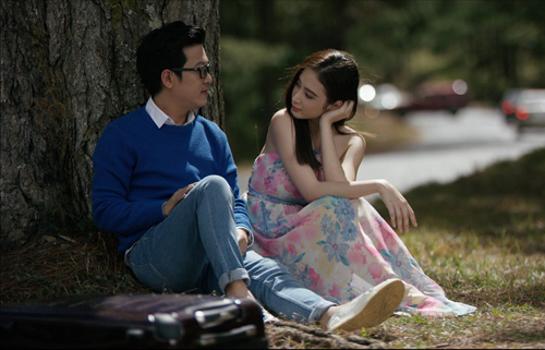
Angela Phương Trinh (phải) và Trường Giang có nhiều cảnh diễn lãng mạn trong phim mới của Đức Thịnh.
