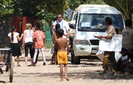 Angelina Jolie cho bọn trẻ trong gia đình nghèo khó ở Campuchia đi chơi và mua sắm cho chúng