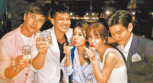 
Lâm Tâm Như (giữa) trong bữa tiệc tại quán bar cùng bạn bè.
