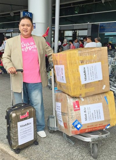 
Diễn viên Minh Béo chụp ảnh ở sân bay Tân Sơn Nhất TP HCM khi rời TP HCM ngày 18/3 để bắt đầu chuyến lưu diễn ở Mỹ.
