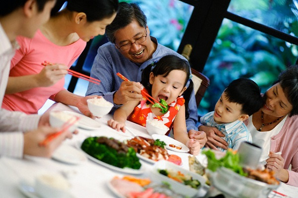 Mỗi lần đến nhà tôi, em thoăn thoắt nấu nướng tươm tất khiến ai cũng tấm tắc khen. (Ảnh minh họa)