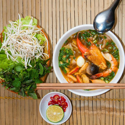 Bát bánh canh ở quán ăn trên phố Quang Trung. Ảnh: Út Còi