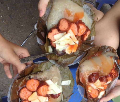 B&aacute;nh gi&ograve; được ăn với x&uacute;c x&iacute;ch v&agrave; thịt nướng. Ảnh:&nbsp;Vũ T&ugrave;ng