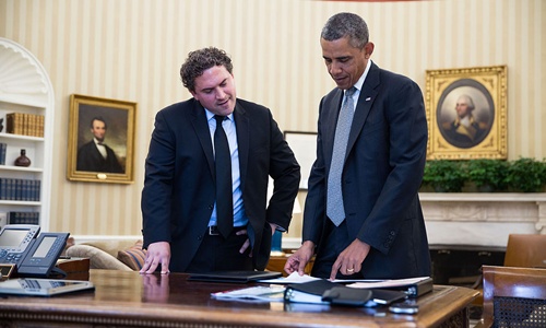 
Keenan (trái) và Tổng thống Mỹ Obama ngày 23/7/2013 trong Phòng Bầu dục của Nhà Trắng. Ảnh: White House
