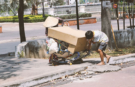 Bé Tâm phải phụ giúp bà kiếm sống nên chưa thể đến trường dù em đã 7 tuổi.