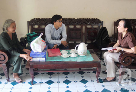 Bà Hồng Châu (ngoài cùng bên phải) trao đổi với gia đình về thủ tục đưa bé hồi gia.