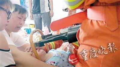 
Đội cứu hộ đ&atilde; phải rất vất vả để cứu đứa b&eacute; ra.

