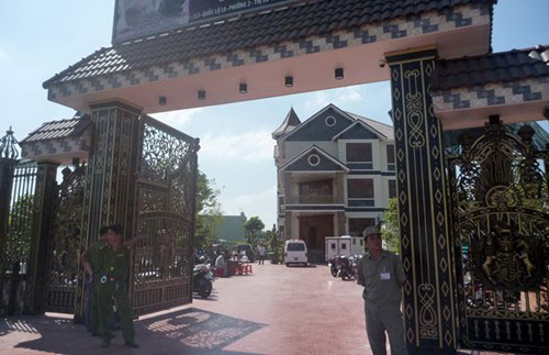  Lực lượng chức năng canh gác bảo vệ hiện trường.